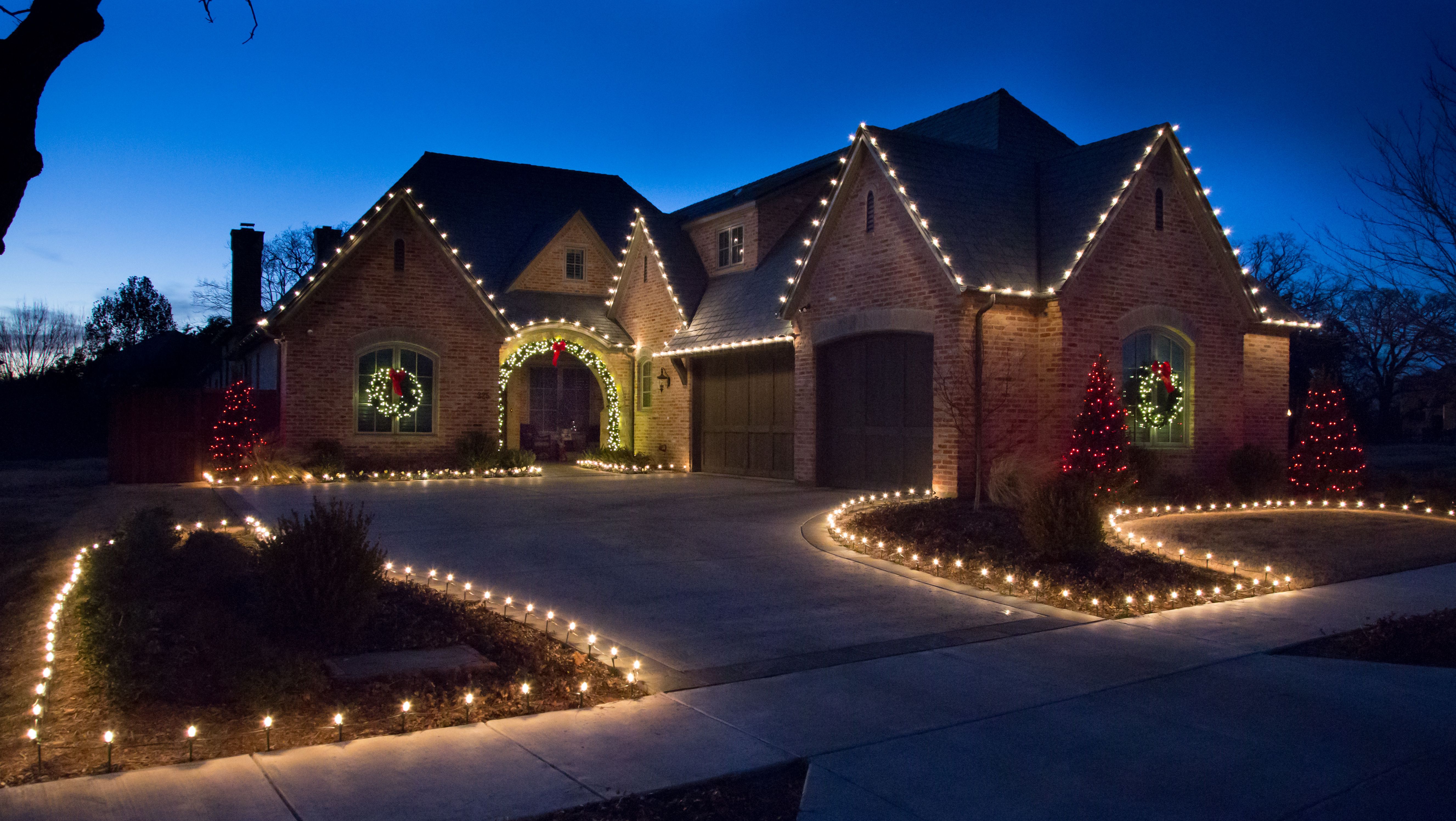 Kelowna home with roofline Christmas lights